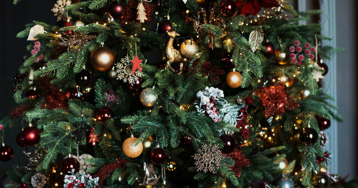 How to Decorate Your Christmas Tree for a Stunning Holiday Look