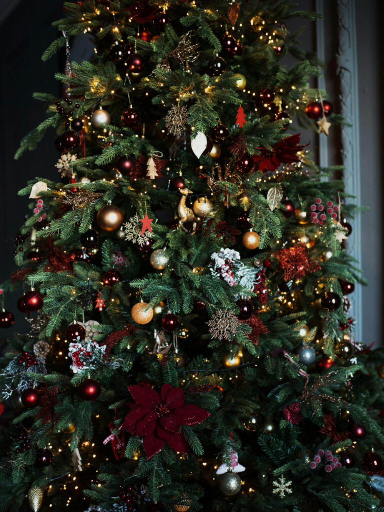 How to Decorate Your Christmas Tree for a Stunning Holiday Look - Alagu Home